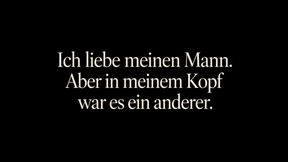 Schwarzer Hintergrund. Text darüber. Ich liebe meinen Mann aber in meinem Kopf war es ein anderer.